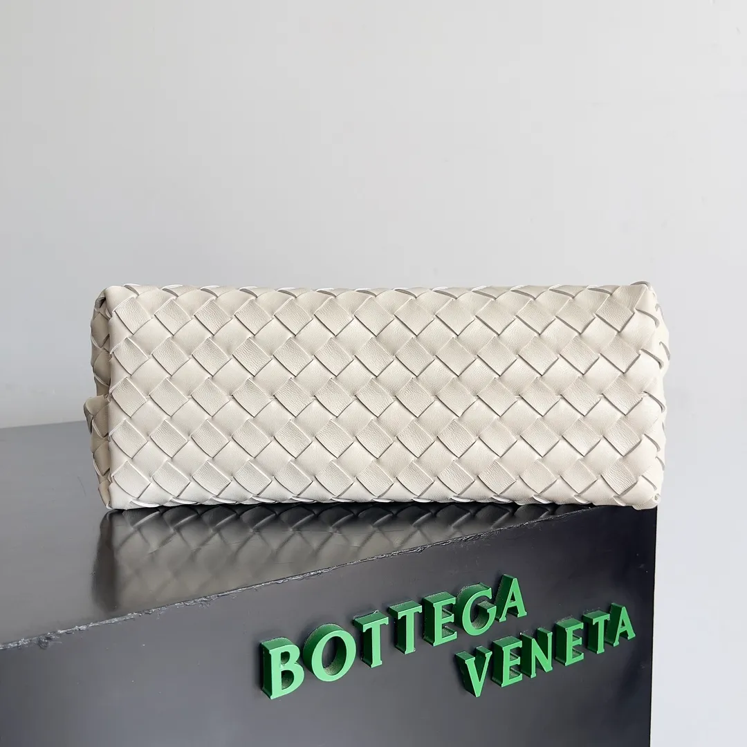 The 2023 new Andiamo batch of 2260 BV has been shipped‼ ️Really popular🔥The new Andiamo woven handbag launched by Bottega Veneta this season is really popular all over the world! ! Celebrities at home and abroad have worn it, and Oscar-winning actress Michelle Yeoh has taken it out on the street. Song Jia, Trai Yara, Yu Feihong, Sanji Ayaka, Rosie Hunting-Whiteley, Yoshioka Riho, etc. have all picked up this bag. It is classic and versatile, showing off its temperament, and the bag capacity is also large, which is very convenient for daily commuting! ! A variety of carrying methods, the shoulder straps can be adjusted by yourself, the original lambskin feels soft and delicate, and the unisex style breaks the gender boundaries and brings a more practical and long-lasting use experience. Andiamo, which has both elegant and casual styles, perfectly interprets the true appearance of "fashionable old money style". Style number: 743572 Size: 32*24*12